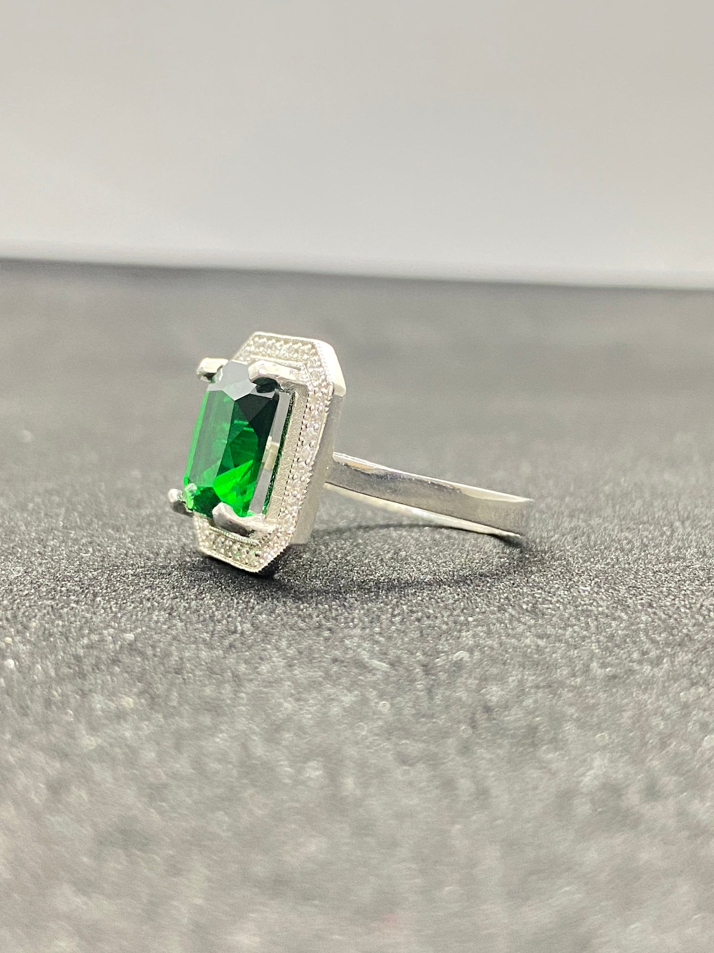 Inel Silver Emerald – Argint Rodiat 925 cu Piatră Verde