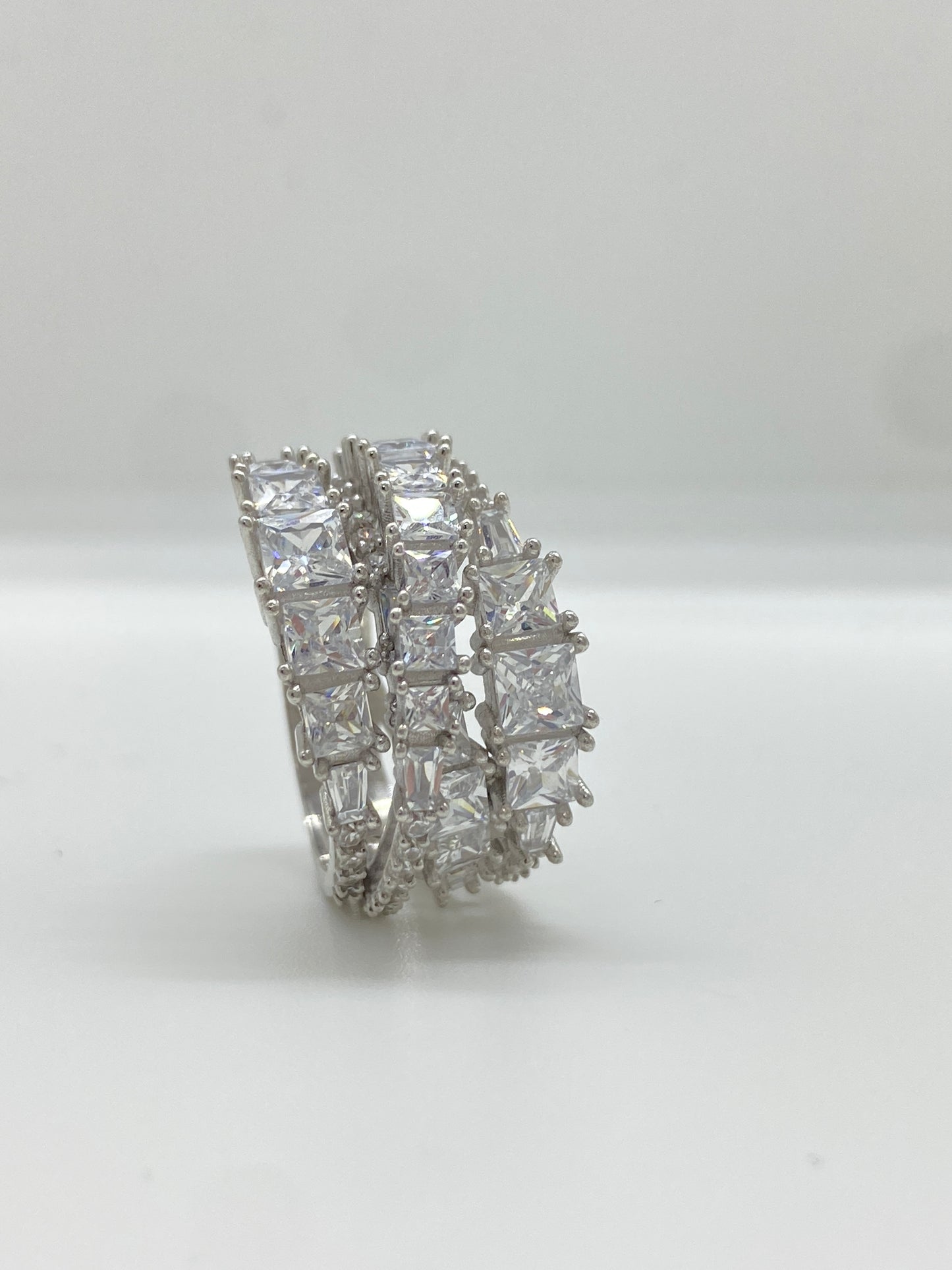 Inel din argint 925 tip spirală cu zirconiu cubic, ideal pentru ținute elegante și de seară.