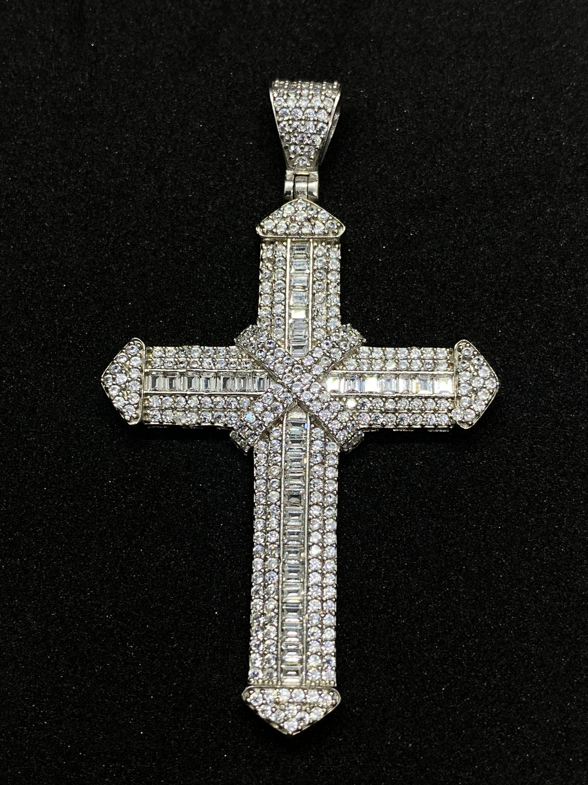 Detalii finisaj Pandantiv Cruce din Argint 925 White Diamond cu Zirconiu, 6 cm din Argint 925
