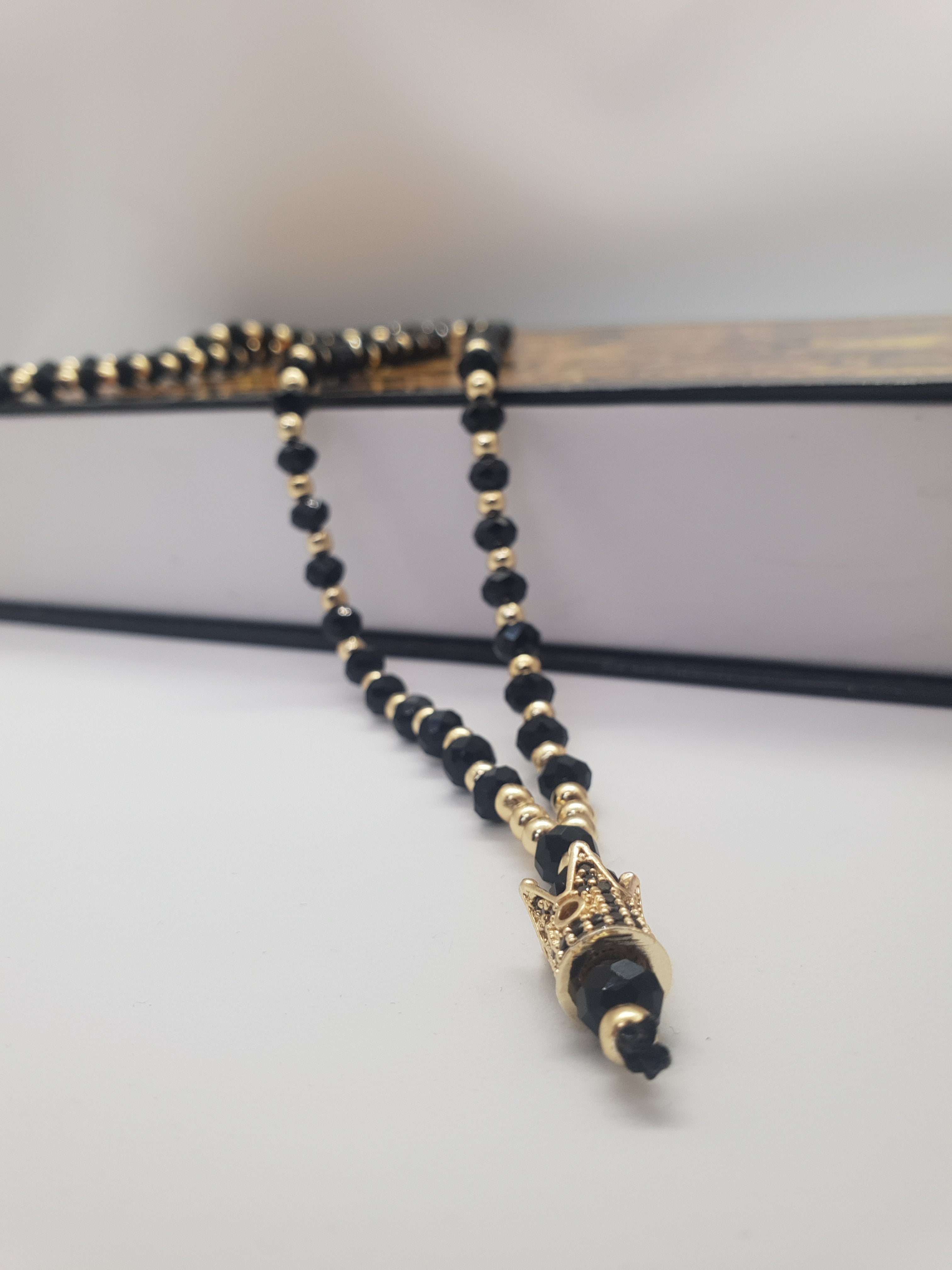 Vedere secundară Lanț Bărbați cu Bile Negre și Pandantiv King Crown Auriu stil Chain