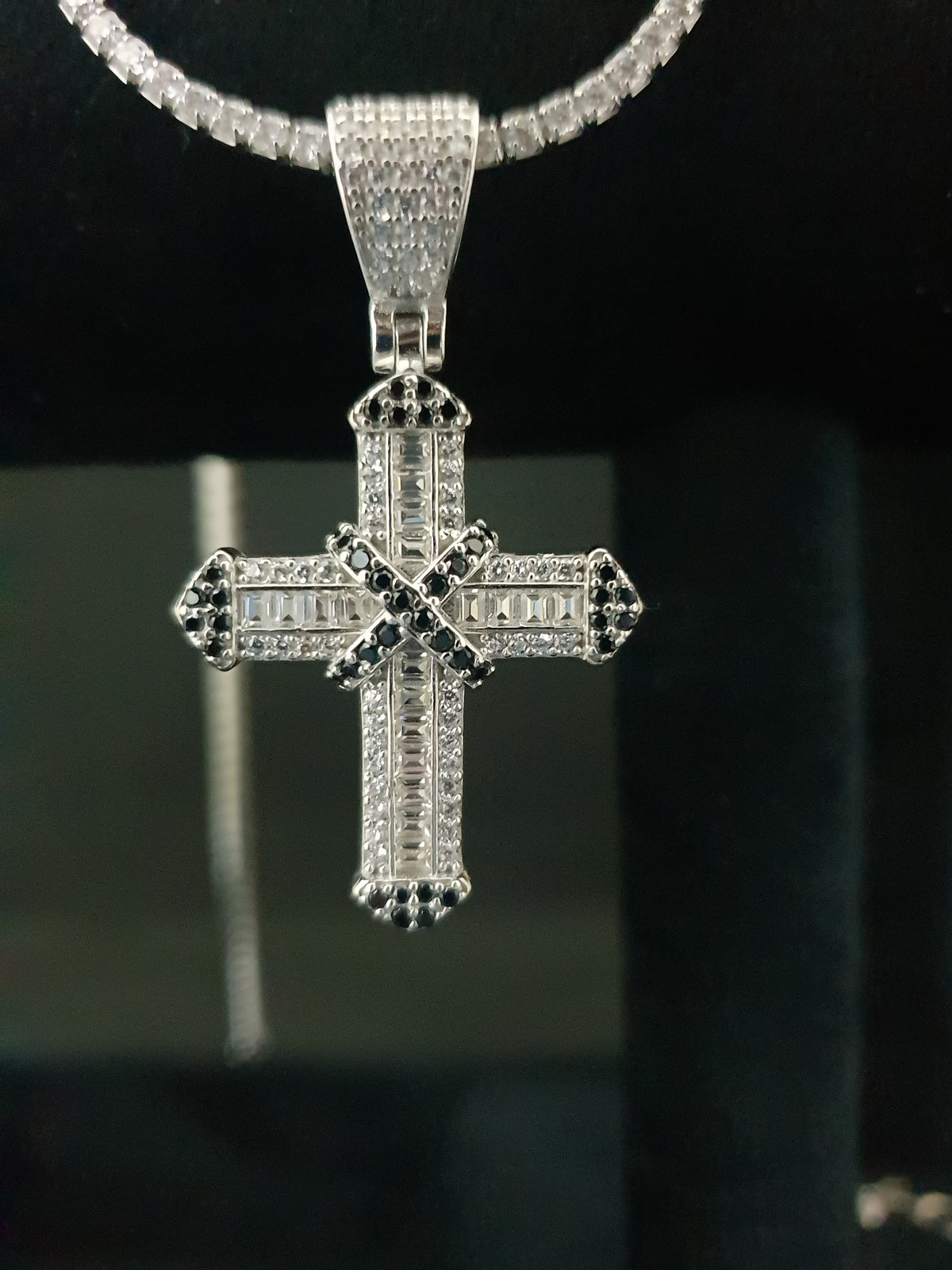 Detalii finisaj Pandantiv Cruce din Argint 925 Silver & Black cu Zirconiu, 4 cm din Argint 925