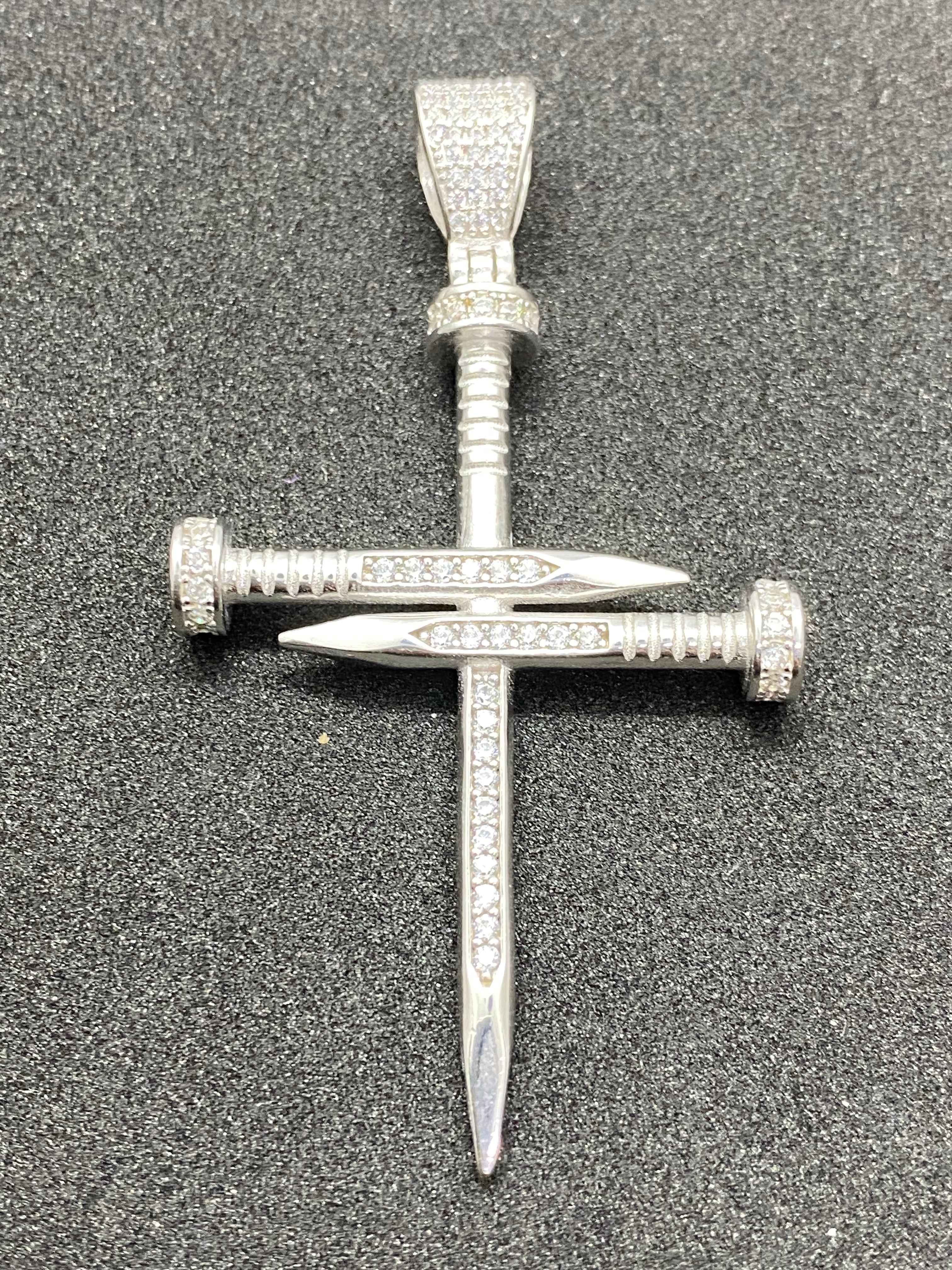 Detalii finisaj Pandantiv Cruce din Argint 925 Ferros cu Zirconiu, Design Celebru tip Cui, 6 cm din Argint 925