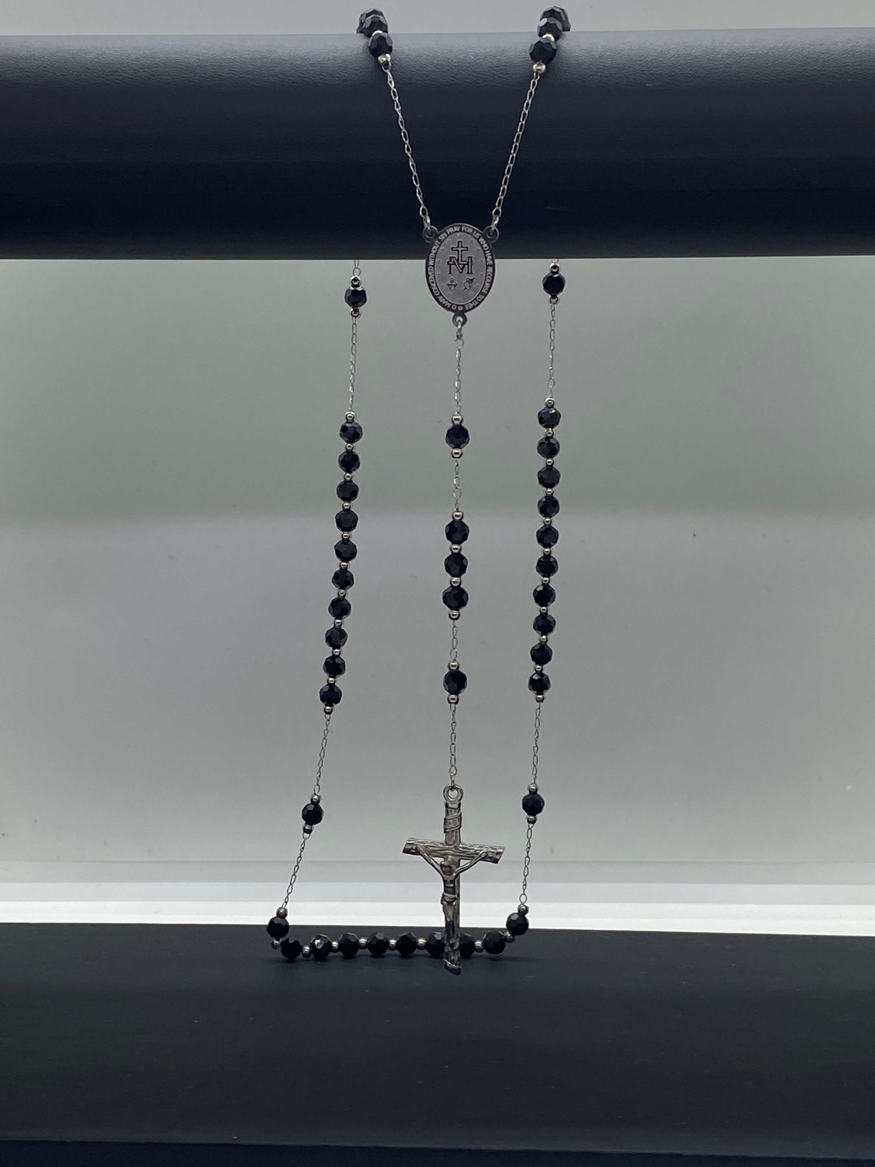 Colier tip Rozariu din Inox Argintiu cu Pietre Negre și Cruce din Argint 925 TotalModa