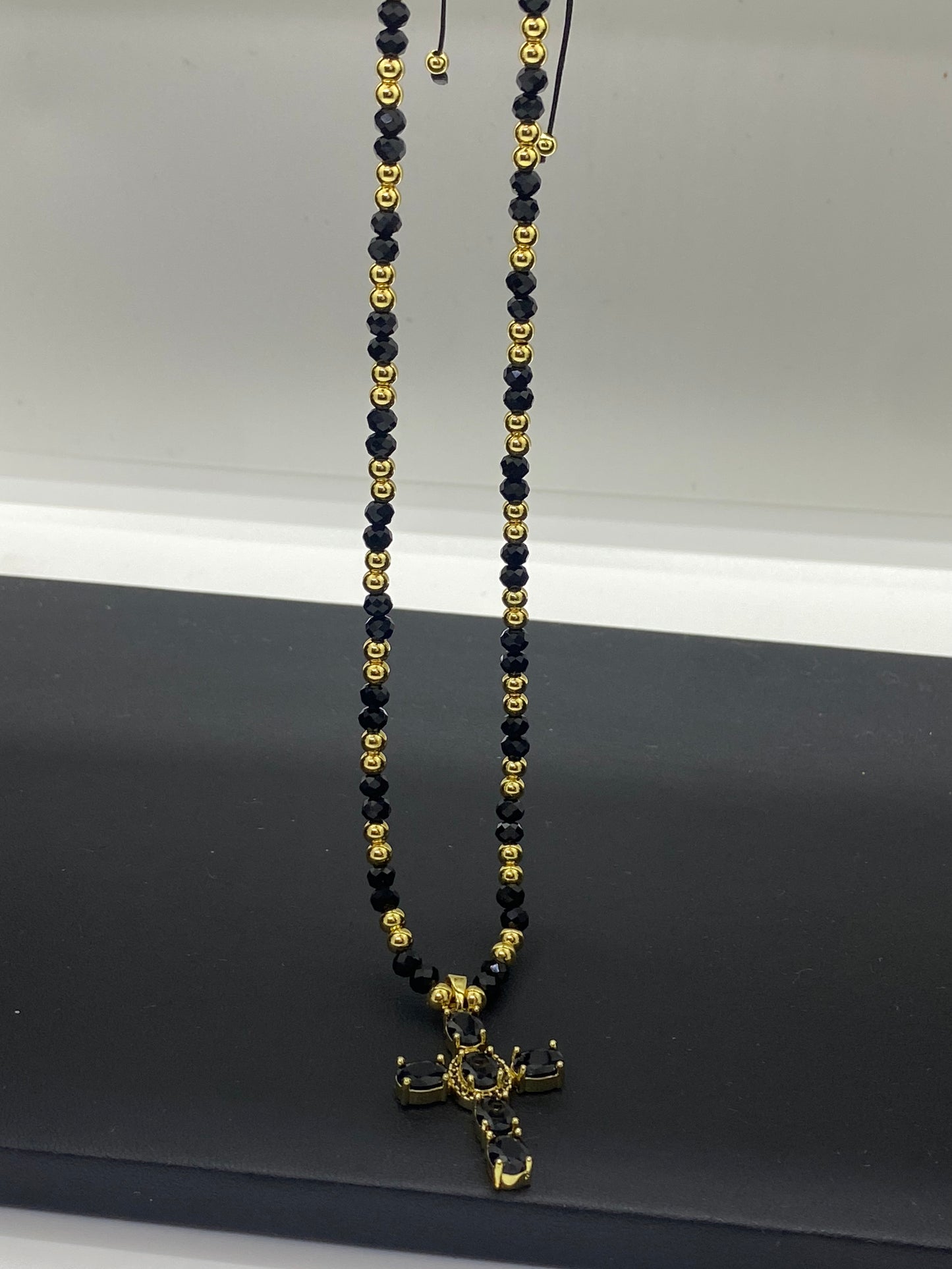 Colier Lung 70cm din Oțel Inoxidabil Auriu și Zirconiu Negru cu Pandantiv Cruce - Reglabil