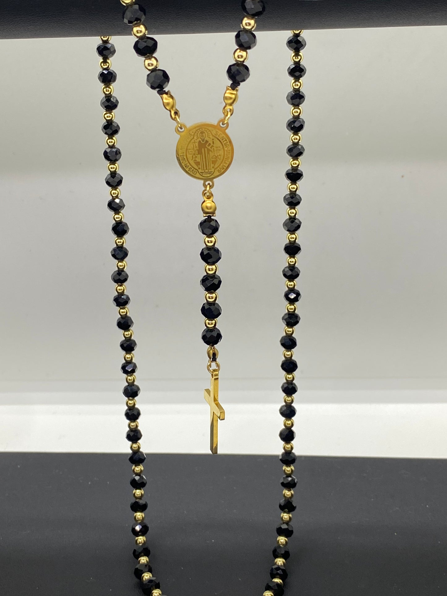 Colier Tip Rozariu Lung 80cm din Oțel Inoxidabil Auriu și Zirconiu Negru cu Medalia Sfântul Benedict