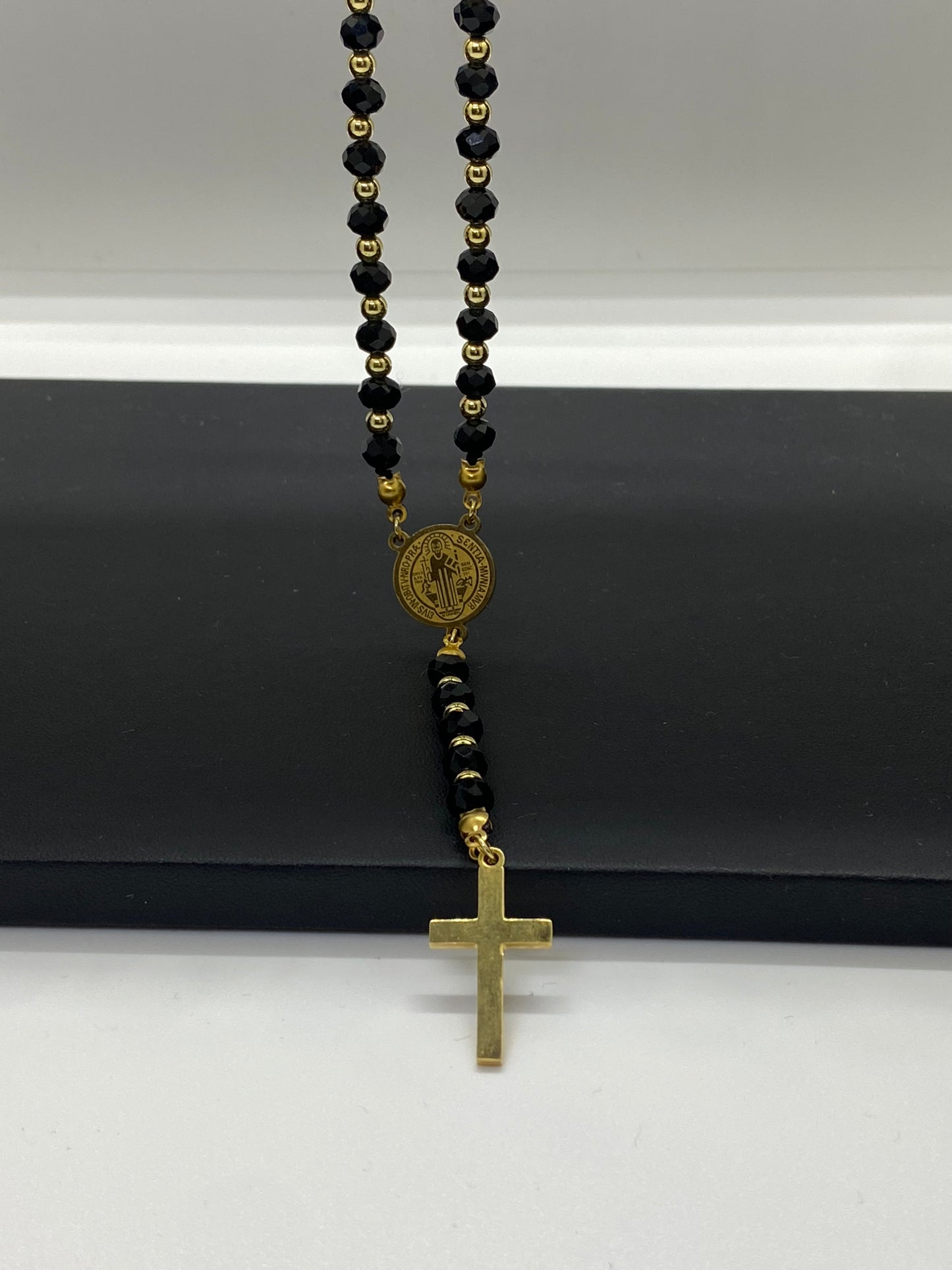 Colier Tip Rozariu Lung 80cm din Oțel Inoxidabil Auriu și Zirconiu Negru cu Medalia Sfântul Benedict