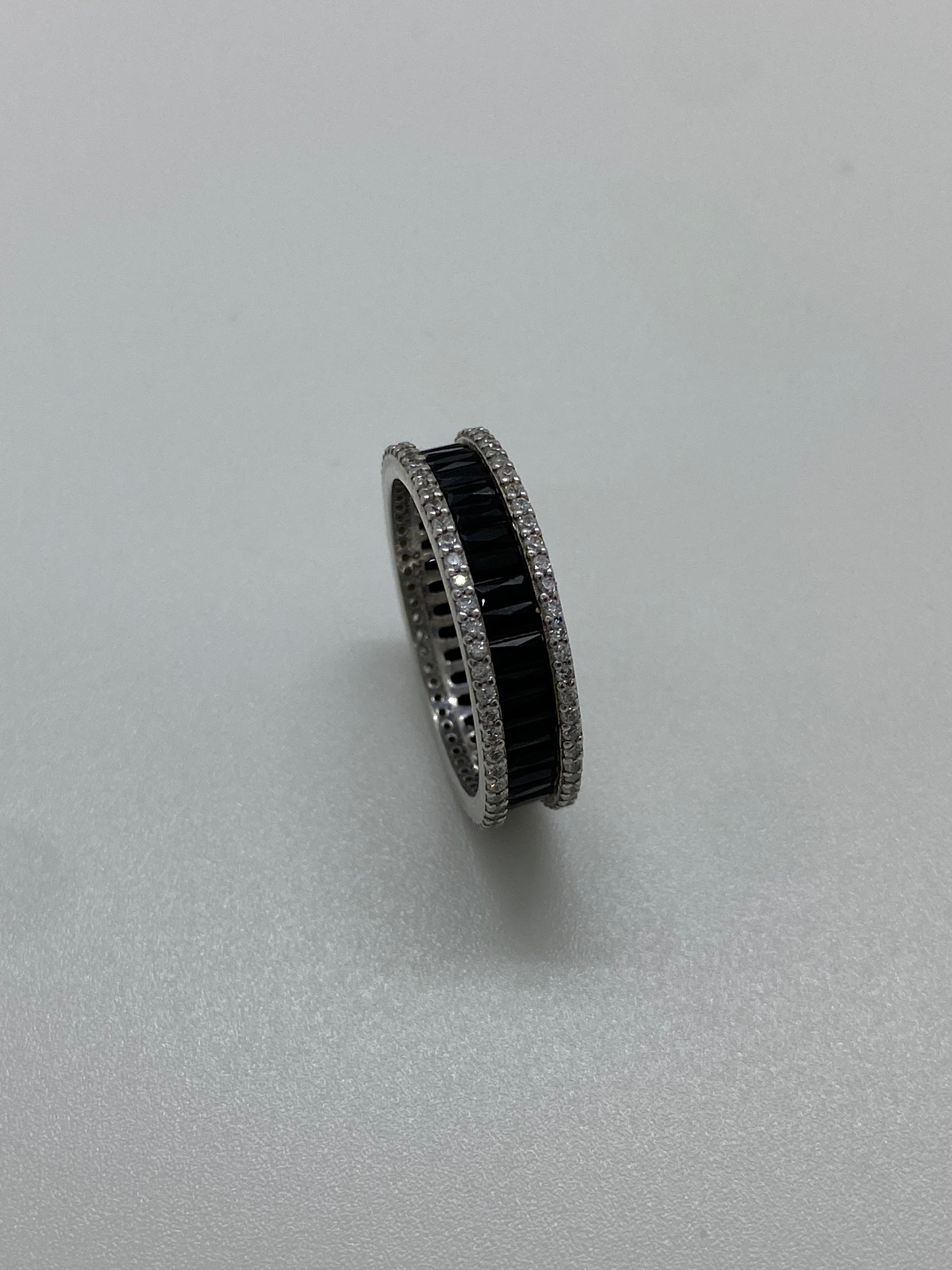 Sistem închidere și rezistență Inel Unisex Elegant din Argint 925 cu Pietre de Zirconiu Negre