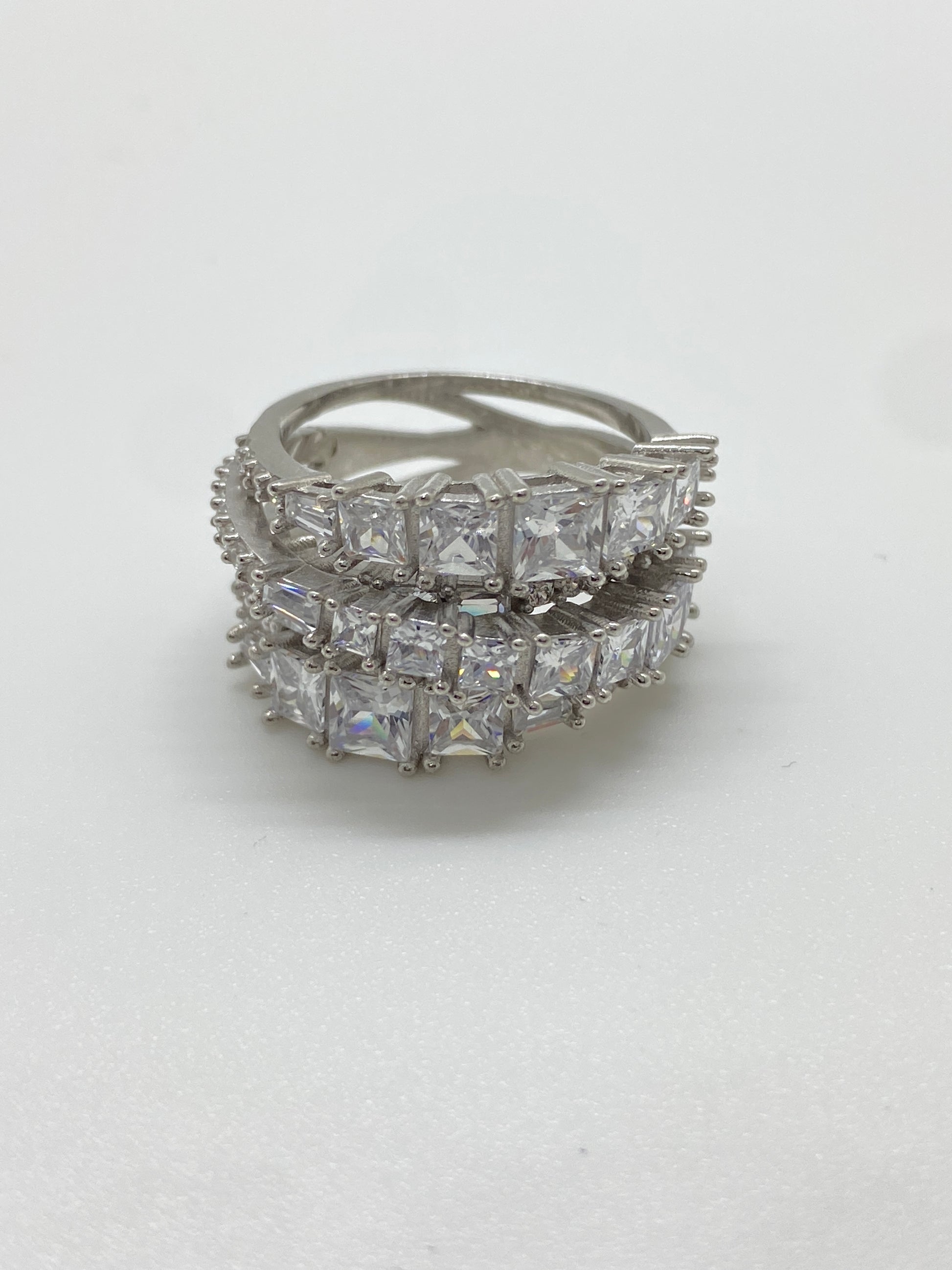 Inel statement din argint 925 cu design în formă de spirală și cristale cubic zirconia.
