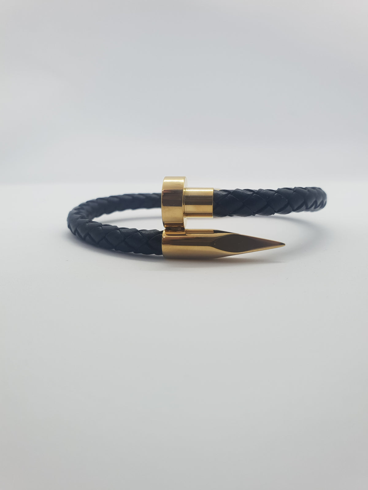 Detalii finisaj Bratara Golden Nail din Inox